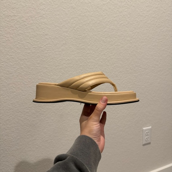 Princess Polly tan platform flip flops - Picture 5 of 14